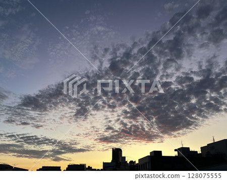 Photographing colorful clouds and blue sky at sunrise 128075555