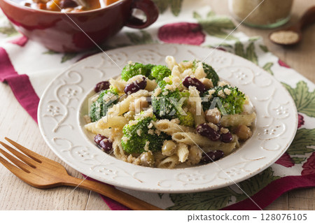 Amaranth pasta salad 128076105