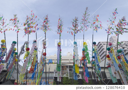 Scenery of Tanabata bamboo decorations (Hiratsuka City) Scenery of Tanabata bamboo decorations (Hiratsuka City) 128076410