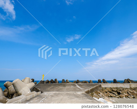 盛夏的海岸防波堤和藍天 盛夏的海岸防波堤和藍天 128076548
