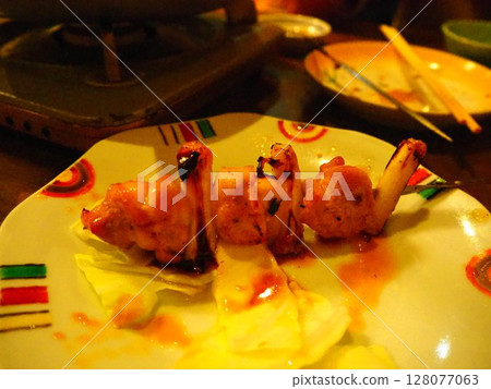 福岡縣博多市的一家酒吧供應烤雞肉串，上面放著烤好的涅吉 128077063