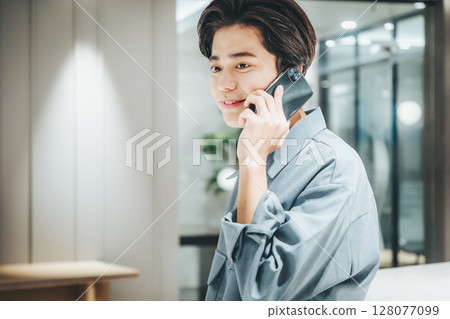 Businessman talking on a smartphone Shooting cooperation: WEEK Shibadaimon (Sun Frontier Fudousan) Businessman talking on a smartphone Shooting cooperation: WEEK Shibadaimon (Sun Frontier Fudousan) 128077099