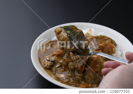 Lifting the mackerel curry rice with a spoon 128077105