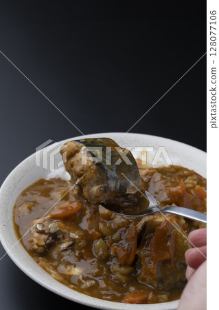 用湯匙舀起鯖魚咖哩飯 128077106