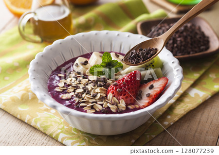 Cacao nibs/pitaya bowl Cacao nibs/pitaya bowl 128077239