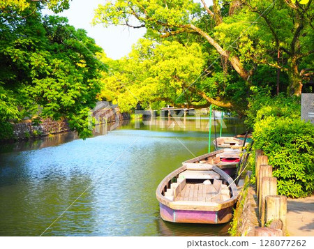 柳川河畔停泊的船隻和新綠色的景色 柳川河畔停泊的船隻和新綠色的景色 128077262