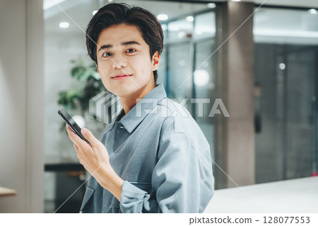 Businessman using a smartphone in the office Photo cooperation: WEEK Shibadaimon (Sun Frontier Fudousan) 128077553