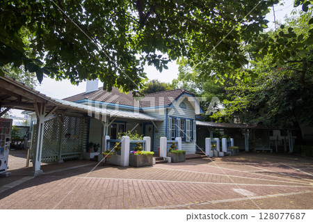 A building surrounded by greenery 128077687