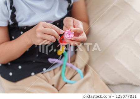 Child doing handicrafts 128077811