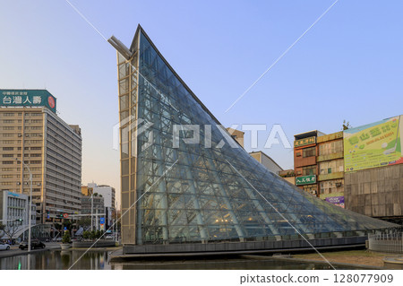 台灣高雄美麗島站入口 128077909