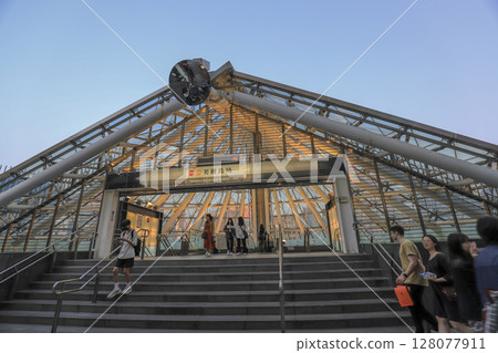 台灣高雄美麗島站入口 128077911