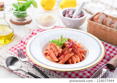 Penne Arrabiata:帶有紅辣椒香氣的正宗義大利麵食 Penne Arrabiata:帶有紅辣椒香氣的正宗義大利麵食 128077944