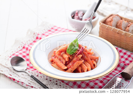 Penne Arrabiata:帶有紅辣椒香氣的正宗義大利麵食 Penne Arrabiata:帶有紅辣椒香氣的正宗義大利麵食 128077954