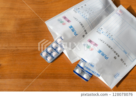 從藥袋中取出的藥片 | 日常用藥和健康管理 從藥袋中取出的藥片 | 日常用藥和健康管理 128078076