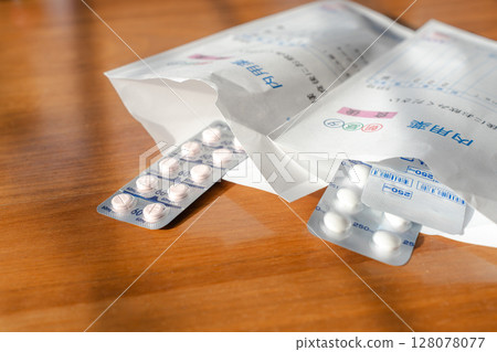 從藥袋中取出的藥片 | 日常用藥和健康管理 從藥袋中取出的藥片 | 日常用藥和健康管理 128078077