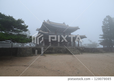 The misty Namhansanseong Fortress Guard Station, a World Heritage Site [Korea/Gyeonggi-do] 128078085
