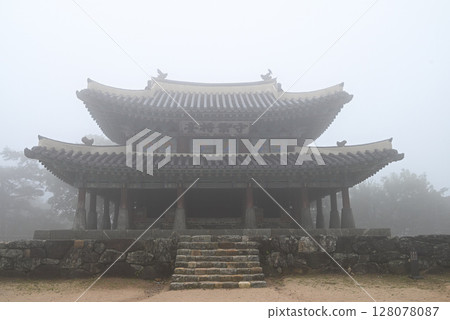 霧氣瀰漫的世界遺產南漢山城守備站 [韓國/京畿道] 128078087