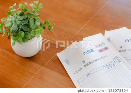 A calm daily life with medicine bags and houseplants | Harmonizing medication with living space 128078104