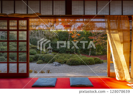 京都的秋天：從殘松亭眺望金福寺、枯山水庭園 128078639