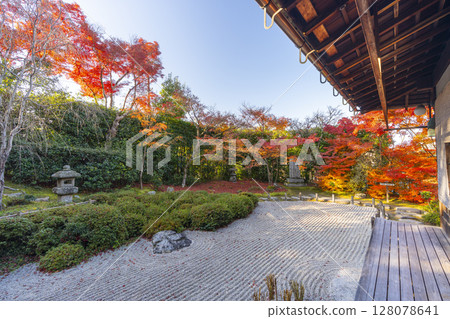 Autumn in Kyoto: Kinpukuji Temple, dry landscape garden seen from Zanshotei 128078641