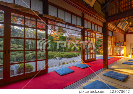Autumn in Kyoto: Kinpukuji Temple, dry landscape garden seen from Zanshotei 128078642