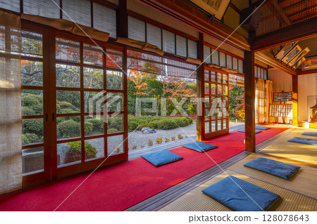 京都的秋天：從殘松亭眺望金福寺、枯山水庭園 128078643