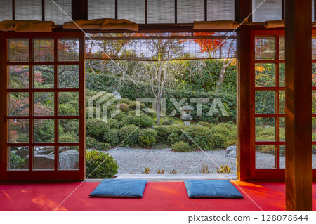 京都的秋天：從殘松亭眺望金福寺、枯山水庭園 128078644