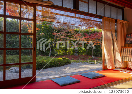 京都的秋天：從殘松亭眺望金福寺、枯山水庭園 128078650