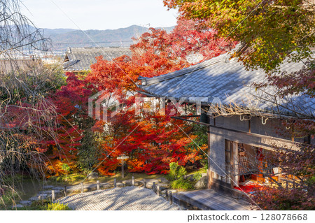 Autumn in Kyoto: Kinpukuji Temple, Zanshotei and dry landscape garden Autumn in Kyoto: Kinpukuji Temple, Zanshotei and dry landscape garden 128078668