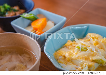 健康的日式早餐:豆腐、雞蛋和雜糧米飯 健康的日式早餐:豆腐、雞蛋和雜糧米飯 128078719