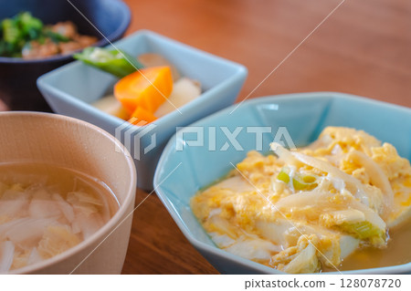 健康的日式早餐：豆腐、雞蛋和雜糧米飯 128078720