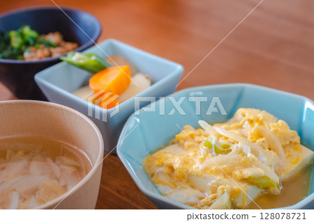 健康的日式早餐:豆腐、雞蛋和雜糧米飯 健康的日式早餐:豆腐、雞蛋和雜糧米飯 128078721