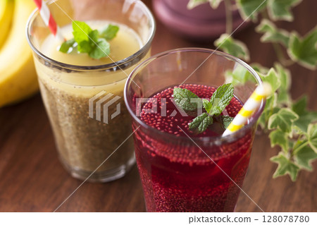 Chia seed drink / cranberry 128078780