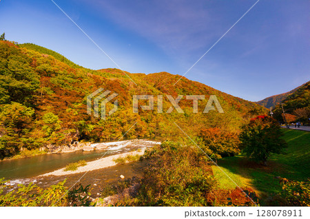 秋田縣抱回溪谷的秋景 128078911