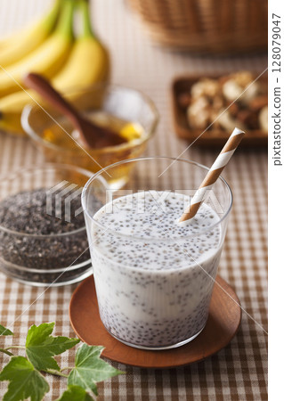 Chia seed drink / milk & honey 128079047