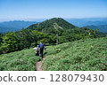 夏天，人們沿著山脊上的山路走 128079430