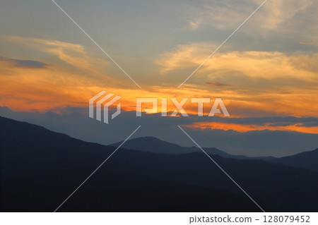 日落的天空，日落，雲彩，山脈 128079452