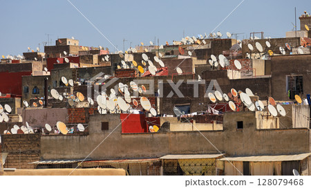 摩洛哥，菲斯，Tannerie Choirra，皮革染色工匠鎮的拋物面天線景觀 128079468