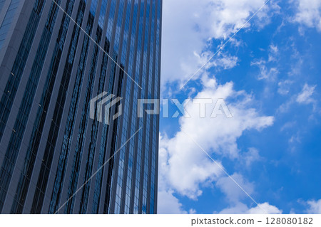 雲彩映照在建築物的窗戶上 [城市影像] 128080182