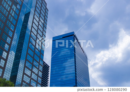 辦公大樓窗戶上倒映的雲彩 [城市影像] 128080290