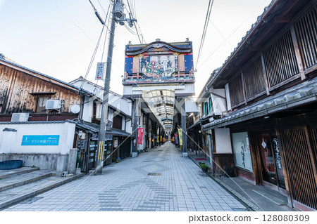 黑壁廣場是滋賀縣長濱市的熱門旅遊景點,周圍商店林立 黑壁廣場是滋賀縣長濱市的熱門旅遊景點,周圍商店林立 128080309