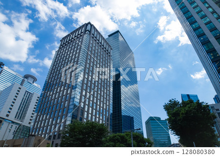 辦公大樓窗戶上倒映的雲彩 [城市影像] 128080380