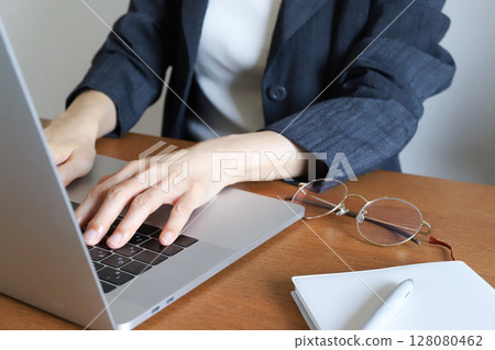 woman working with a computer 128080462