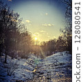 the stream in winter 128080541