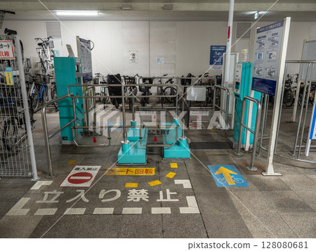 車站前方地下道的自行車收費停車場入口 128080681