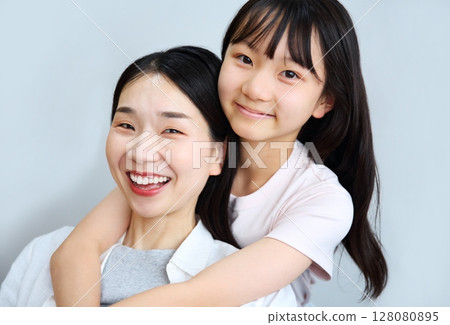 親密朋友的母親和女兒形象 親密朋友的母親和女兒形象 128080895