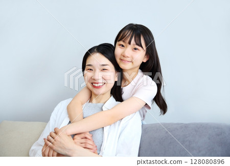 親密朋友的母親和女兒形象 128080896