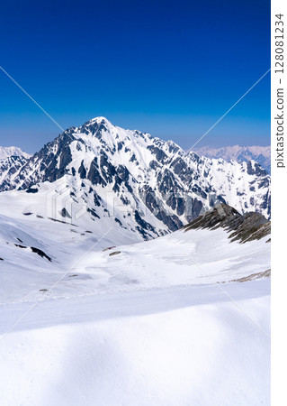 從別津山眺望劍山和劍澤山。在剩餘的雪季攀登北阿爾卑斯山的立山和別津山 128081234