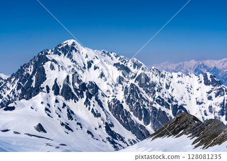 從別津山眺望劍山和劍澤山。在剩餘的雪季攀登北阿爾卑斯山的立山和別津山 128081235