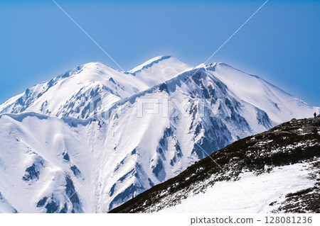 從別津山眺望大日山和奧大日山。在剩餘的雪季攀登北阿爾卑斯山的立山和別津山 128081236